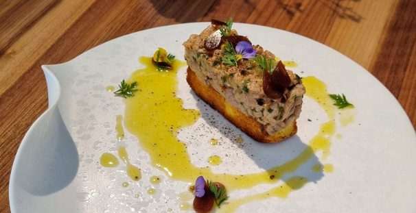 Tartare de veau au fruit de la passion et café, toast de Cuchaule AOP